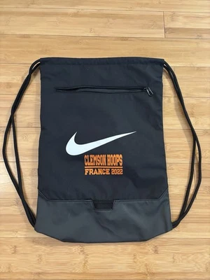 Bolso con cordón Nike emitido por el equipo de baloncesto Clemson viaje a Francia 2022 Foto 1 de 4