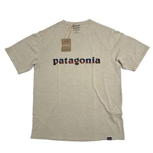 Camiseta Patagonia Para Hombres Capilene Genial Gráfico Diario S/S - '73 Texto Logo: Piedra pómez - Imagen 1 de 1