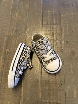 Tenis Converse con estampado de leopardo para niñas pequeñas talla 6 Foto 1 de 4