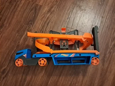 Mattel Hot Wheels City Lift and Launch Hauler Vehicle Semi Track 2019 GNM62 - Image 1 of 4
