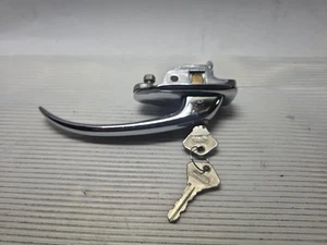 MANIGLIA PORTA CON CHIAVE SENZA BECCO IN ZAMA CROMATA FIAT 500N D GIARDINETTA - Picture 1 of 6