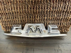 1958 1959 GMC Pickup Truck emblema parafango parte OEM # 2362154 originale - Foto 1 di 7