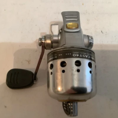 CARRETE DE SPINCASTING FACIAL CERRADO ULTRA LIGERO DAIWA MINICAST 40🐠 Foto 1 de 4