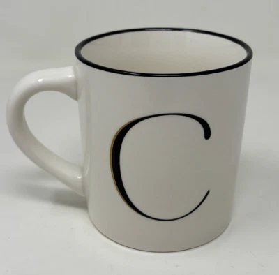 Taza de café blanca con monograma de gres Threshold con "C" negra y dorada 16 oz. Foto 1 de 4