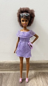Barbie Fashionistas Puppe #93 - Petite mit brünettem Afro & lila Spitzenkleid - Bild 1 von 9