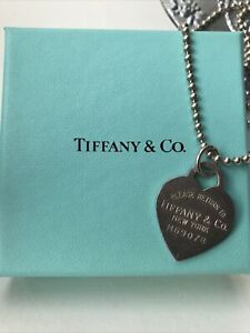 Featured image of post Tiffany And Co Uk Heart Necklace / Return to tiffany tiffany and co large silver heart tag pendant charm.