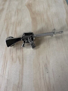 M16 Gun Badge (Silver) - Imagen 1 de 2