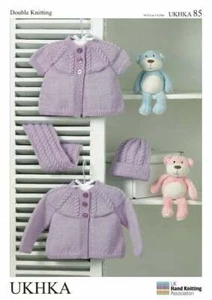 UKHKA 85 Cardigan bambino, cappello e sciarpa modello maglia in doppia maglia 14-20" - Foto 1 di 3