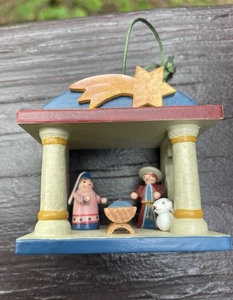 Belén de madera vintage adorno marcado 3/30 en la parte inferior - Imagen 1 de 4