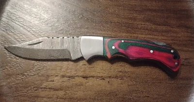 Cuchillo Plegable de Acero Damasco Personalizado Rojo Verde Mango de Madera con Funda de Cuero Foto 1 de 4