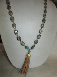 Collar largo con cuentas de jaspe océano azul con borla de gamuza tostada. -32" largo - Imagen 1 de 10