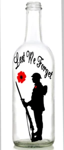 Vinyl Aufkleber Sticker für Weinflasche Damit wir nicht vergessen Soldat Armee Erinnerung Waffe, - Bild 1 von 2