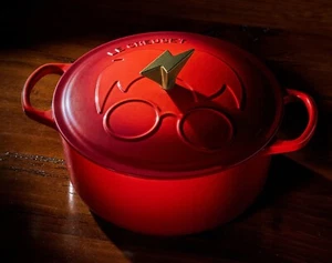 Le Creuset x Harry Potter Dutch Oven Gusseisen Cerise Rot 26 cm 5,3 l *NEU* - Bild 1 von 8