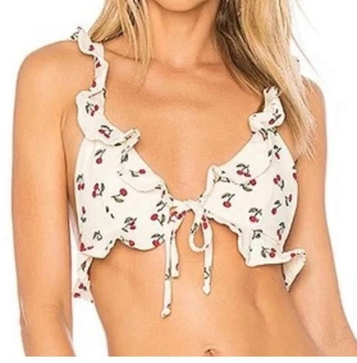 Top de bikini pequeño con volantes Revolve For Love & Lemons Cherries Mon Cheri Foto 1 de 4
