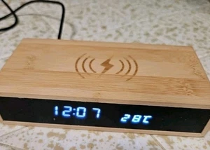 Reloj despertador digital de madera magnético inalámbrico teléfono base de carga probado y funciona - Imagen 1 de 7