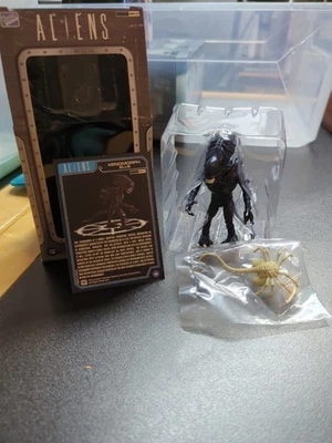 Vinilos Loyal Subjects ALIENS XENOMORPH azul y Facehugger 1/96 Foto 1 de 2