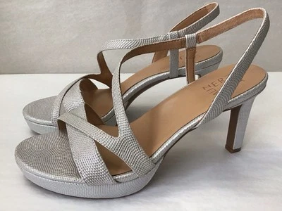 "Nuevas sandalias de tacón Naturalizer Abby - talla 9M plateadas sin cordones de 4"" (N32)" Foto 1 de 4