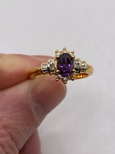 Anillo vintage Avon imitación amatista púrpura talla esmeralda en tono dorado (talla 7) - Imagen 1 de 5