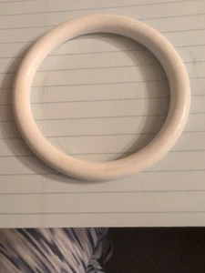 Brazalete de plástico blanco grueso vintage de 3 pulgadas de diámetro - Imagen 1 de 2
