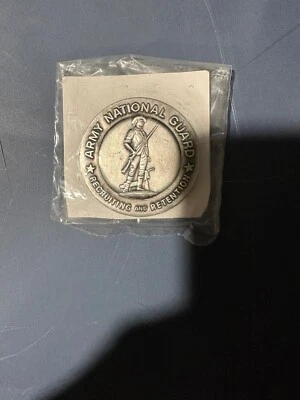 Insignia de reclutador de plata de la Guardia Nacional del Ejército de los Estados Unidos sellada en tarjeta de ventas Foto 1 de 2
