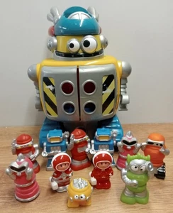 ELC Happyland Space Retro Robot with 11 Figures, Toy Bundle, Lights And Sound - Picture 1 of 8