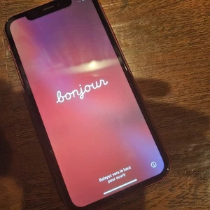 Apple iPhone dans le produit couleur rouge, non testé, bloqué - Photo 1 sur 16
