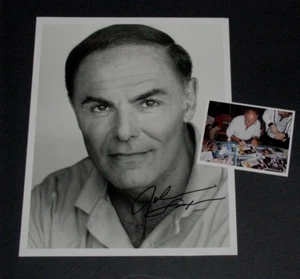 JOHN SAXON NICE SIGNED B&W 8x10 PHOTO + CANDID PHOTO "ENTER THE DRAGON" - Picture 1 of 1