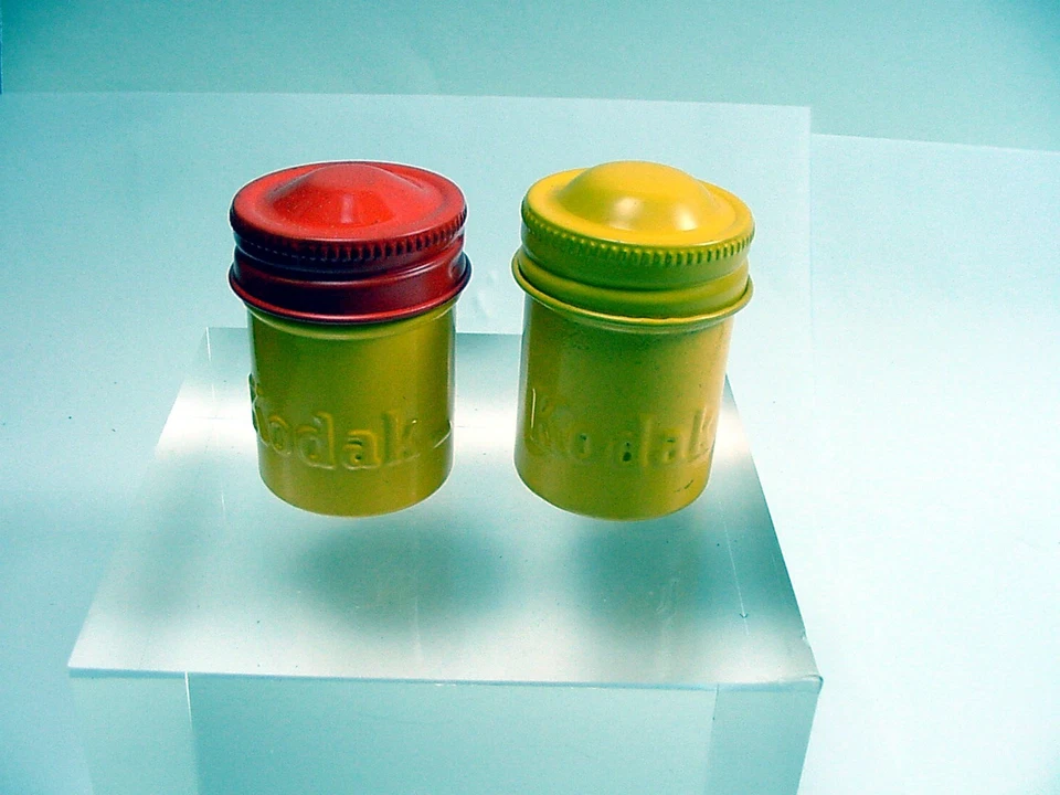 Botes de película Kodak de colección (2) | Amarillo | Ambos $12,95 | #82 | Foto 1 de 1