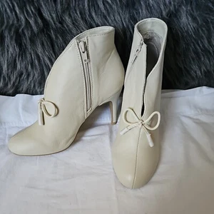 Hot in Hollywood Womens Winter White Booties Shoes Size 7.5W - Picture 1 of 4
