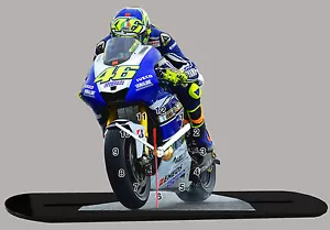 VALENTINO ROSSI, YAMAHA MOTO GP-04, MODELLINI DI MOTO MINIATURA IN DELL'OROLOGIO - Foto 1 di 1