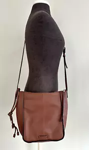 Cartera bandolera de cuero marrón Vince Camuto - Imagen 1 de 18