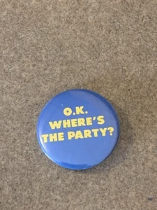 DE COLECCIÓN 1980 "OK WHERE'S THE PARTY?" DIVERTIDO PIN BOTÓN INSIGNIA 1.5" RUSS BERRIE - Imagen 1 de 3