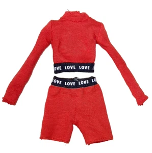 Barbie Extra Puppe #1 Outfit rot schwarz LOVE Shorts Langarm Crop Top Shirt - Bild 1 von 3