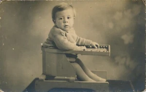 Cartolina d'epoca RPPC foto reale bambino bambino stanco bambino ragazza sedia giocattolo occupata - Foto 1 di 5