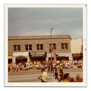 Boy Scouts Marchando en Desfile Callejero - Foto Cuadrada Vintage Años 70 - Tiendas - Multitud - Imagen 1 de 2