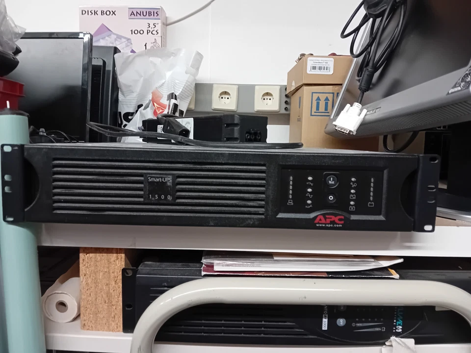 APC SUA1500RMI2U RM 1500VA USB & Serial  Wechselstrom 230 V - 980 Watt - 1500 VA - Bild 1 von 1