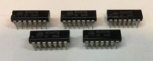MOTOROLA MC14073 CD4073 TRIPLE 3 ENTRADAS Y PUERTA IC, DIP-14, QTY 5, DE COLECCIÓN NUEVO - Imagen 1 de 5