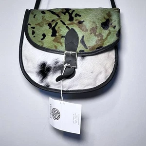 Bolso Bandolera Camuflado Cuero y Piel de Vaca Donna’s Hogar Muebles Precio de venta sugerido por el fabricante $295 - Imagen 1 de 17