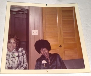 ¡Foto instantánea rara vintage de mujeres negras afroamericanas riéndose de broma! Afro! - Imagen 1 de 4