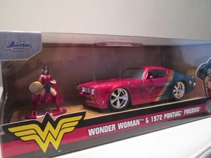 NUOVO + IMBALLO ORIGINALE 1:32 Wonder Woman & 1972 Pontiac Firebird Marvel JADA - Foto 1 di 3