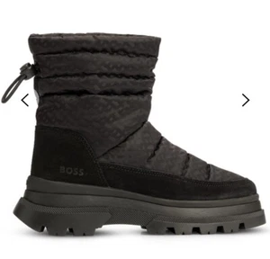 HUGO BOSS QUILTED BOOTS WITH MONOGRAM DETAILING - SNOWBOOTS - Picture 1 of 4