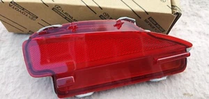 Original NEU Toyota Yaris Hybrid 2011-14 Stoßstange hinten links Reflektor 81590-0D060 - Bild 1 von 9