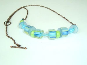 Collar de cuentas de vidrio a rayas azul verde reciclado botones de colección único hecho a mano Boho - Imagen 1 de 4
