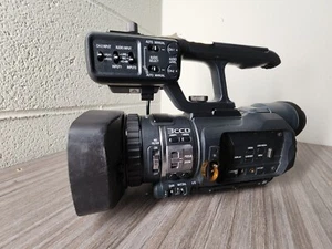 JVC GY-HD100U 1/3-Inch 3-CCD Professional HDV Camcorder * For  Parts* - Picture 1 of 9