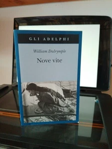William Dalrymple Nove vite Adelphi Edizioni Gli Adelphi n. 591 2020 1a ed. - Foto 1 di 4