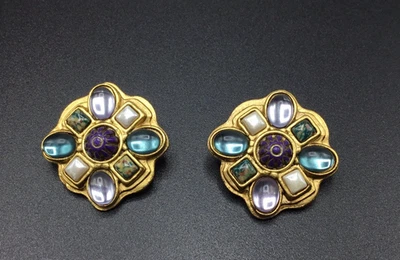 Pendientes de clip vintage estilo etrusco tono dorado, púrpura, verde azulado lucita Foto 1 de 4