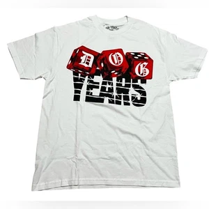 Dog Years Herren weißes grafisches T-Shirt mit roten Würfeln Design Größe Large - Bild 1 von 7
