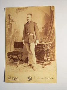 Graz - Soldado de pie en uniforme - telón de fondo - silla / KAB - Imagen 1 de 2