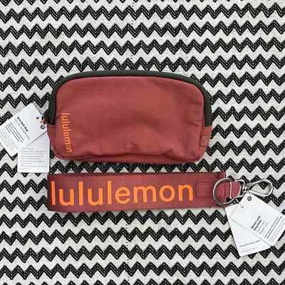 PAQUETE NUEVO CON ETIQUETAS Mini Bolso Cinturón y Llavero Nunca Perdido Foto 1 de 4