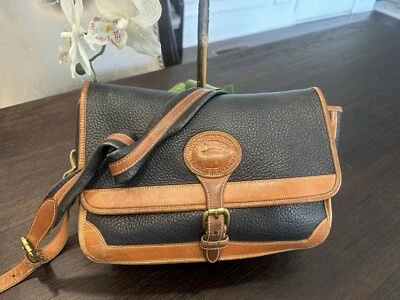 Bolso Mensajero Dooney & Bourke Vintage Años 90 Todo Clima Cuero Pato Azul Marino y Tostado Foto 1 de 4